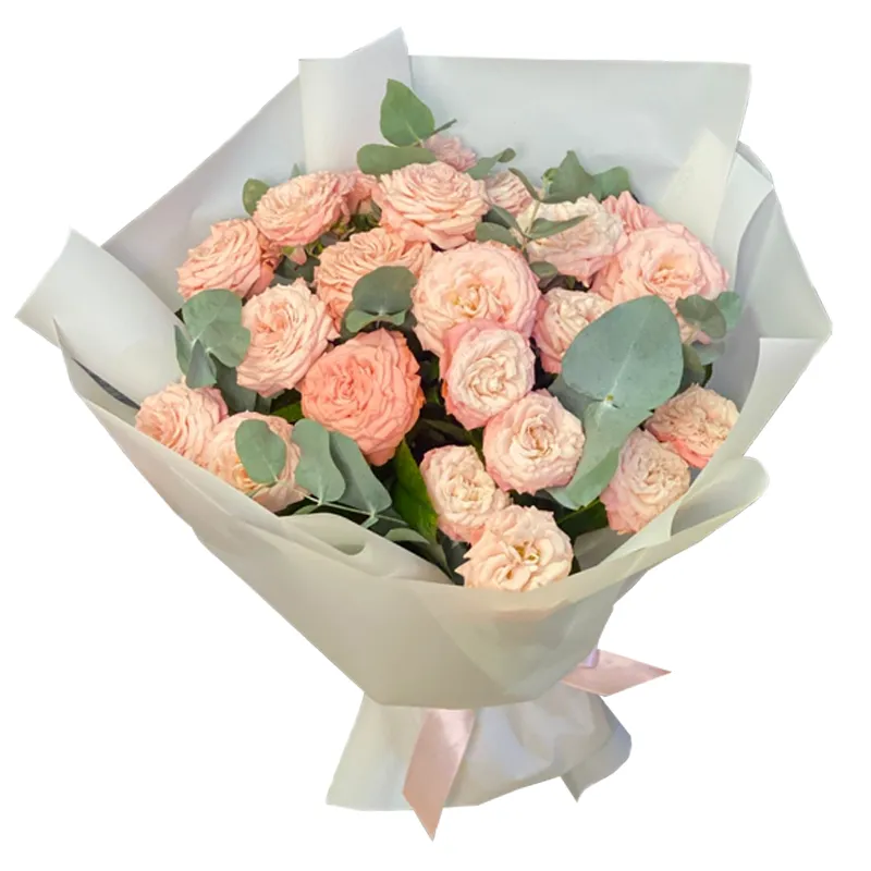 Букет из 11 пионовидных кустовых роз с эвкалиптом
